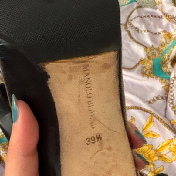 Manolo Blahnik Classic Pump - Picture 3 of 11